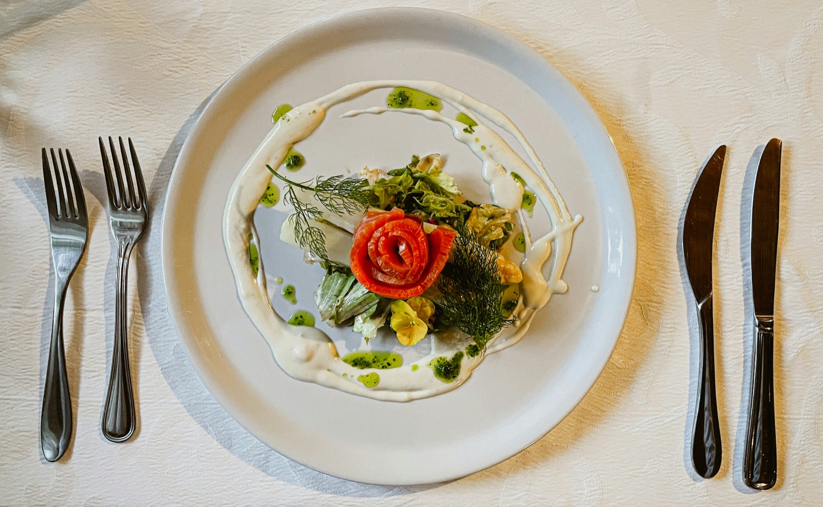 Vit sparris med hollandaise och kokt ägg