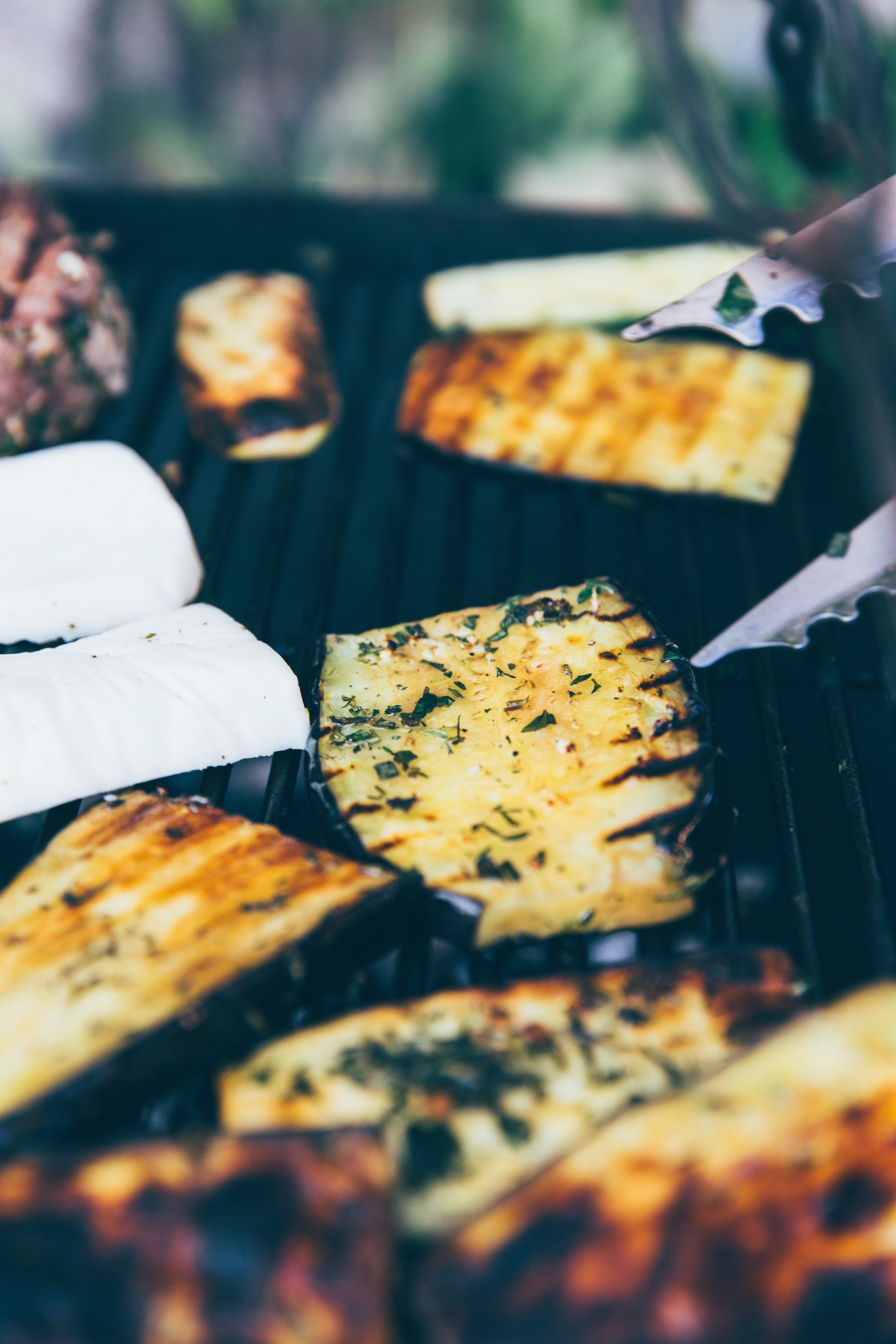 Grillad aubergine med vit fetaost och färsk mynta