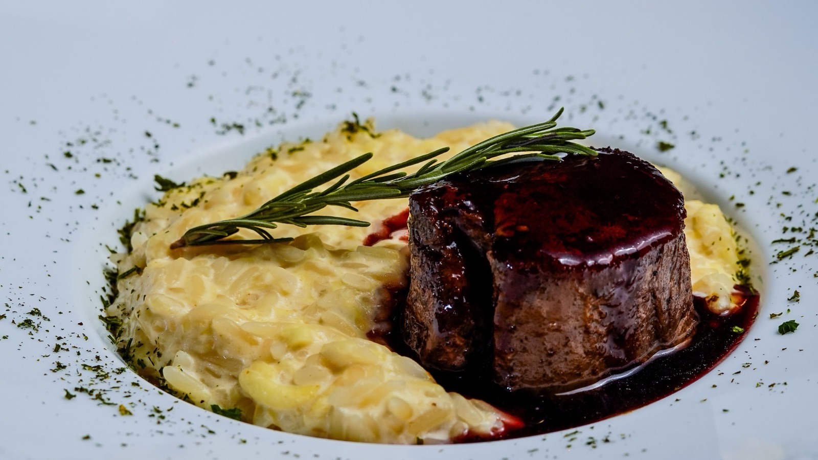 stekt oxfilé med rödvinssås och potatisgratäng