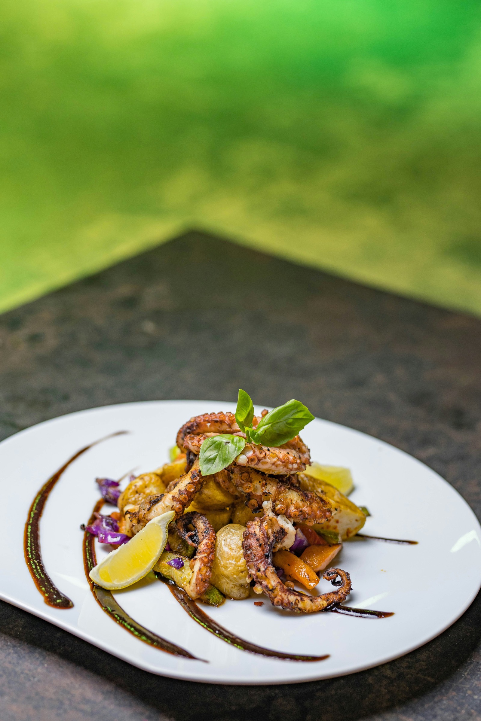Grillad bläckfisk med citron och persilja på grillen