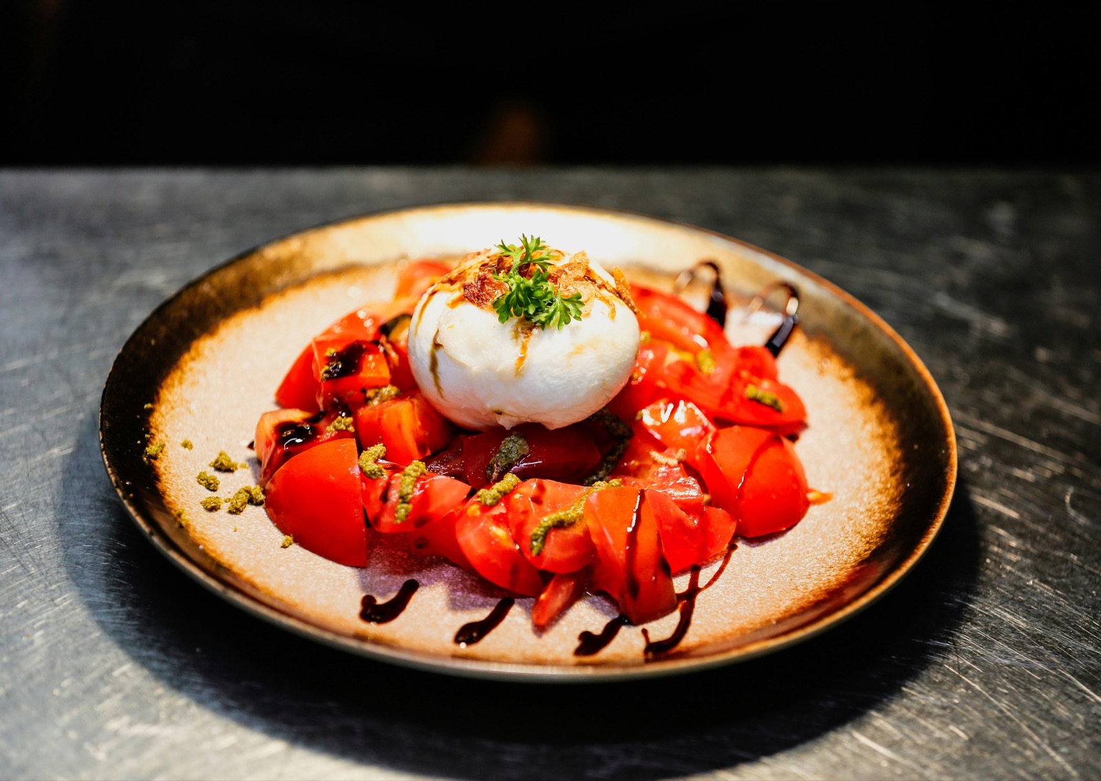 burrata på ett träbord
