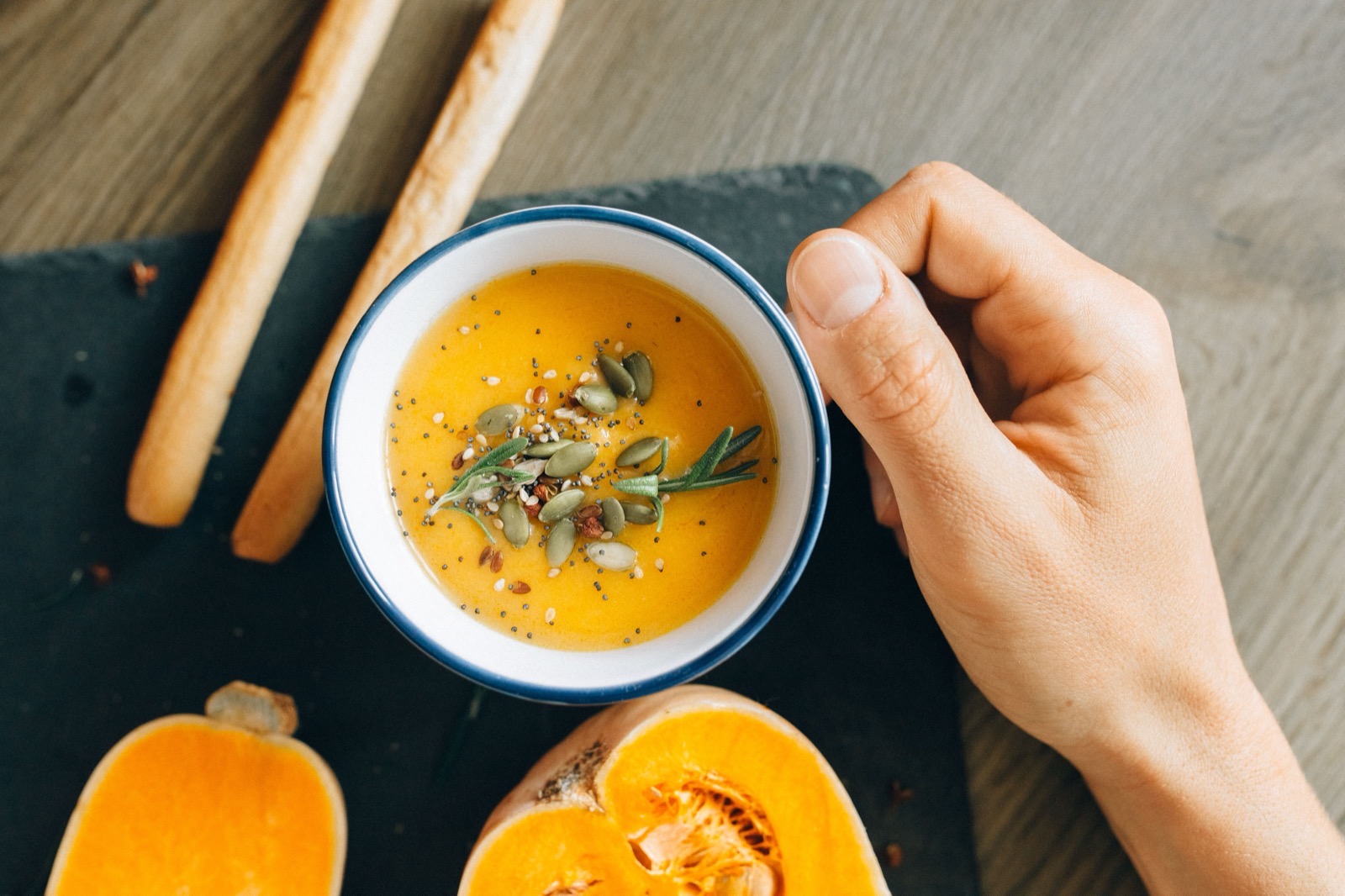 krämig butternut squash-soppa med rostade pumpakärnor