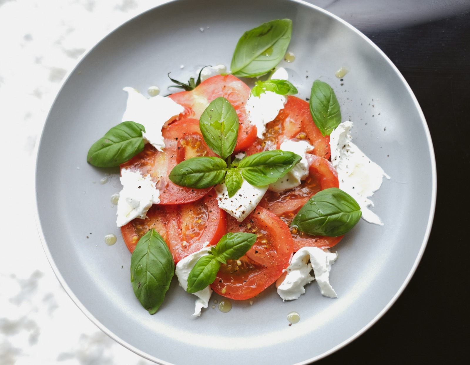 Caprese med färsk mozzarella, tomater och basilika