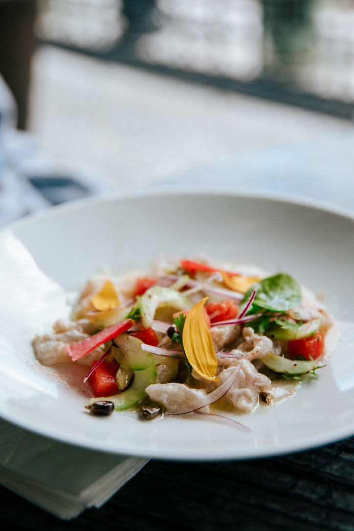 ceviche på ett träbord