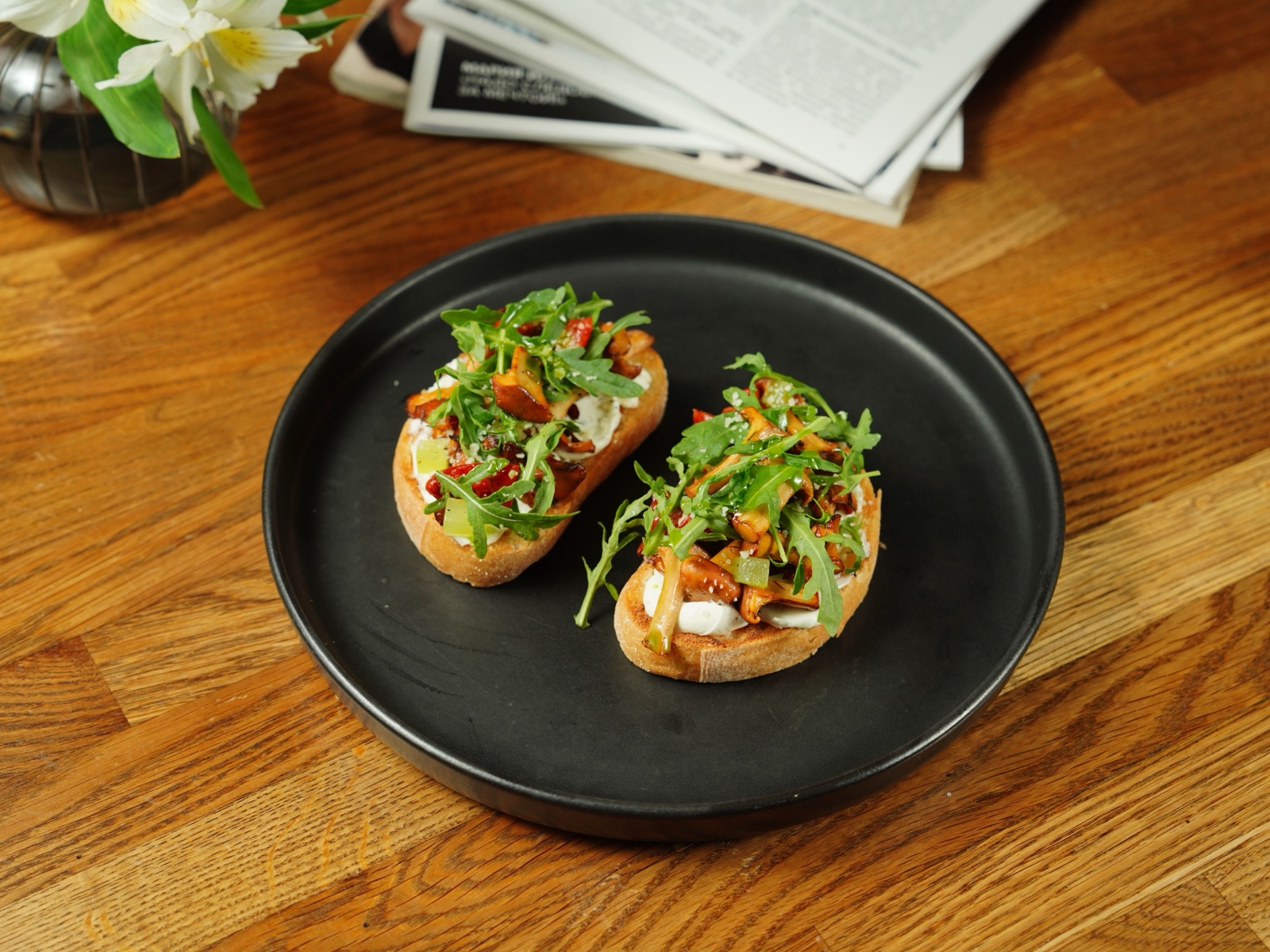 två skivor toast med smörstekta kantareller och ruccola