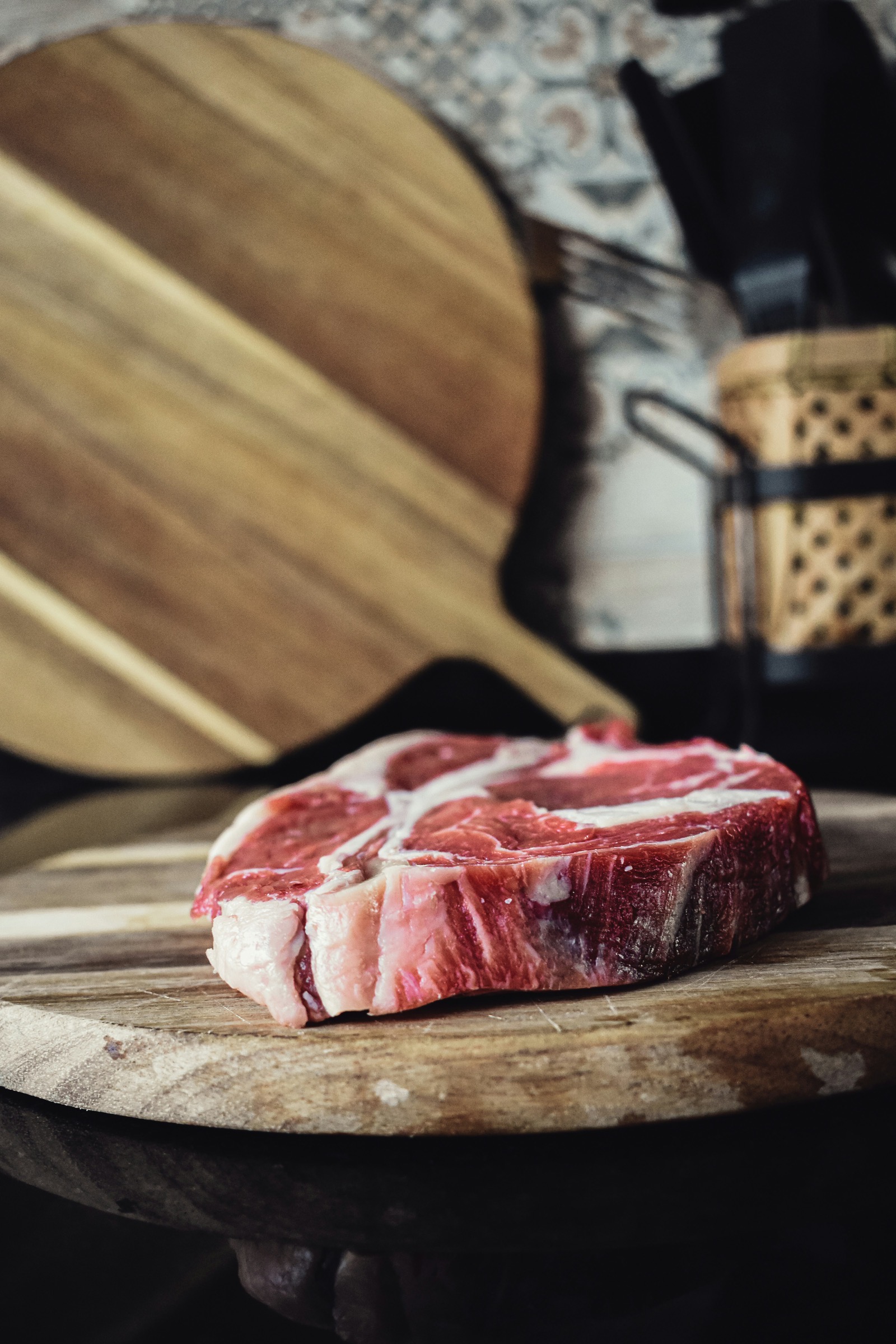 entrecôte på ett träbord