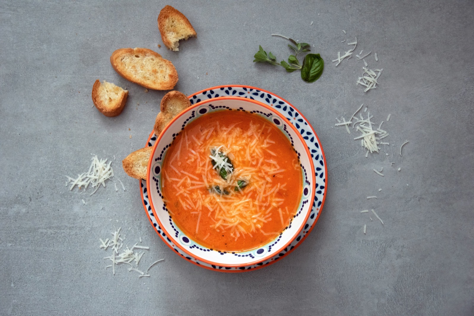 Kall gazpacho i glasskål med örtgarnering