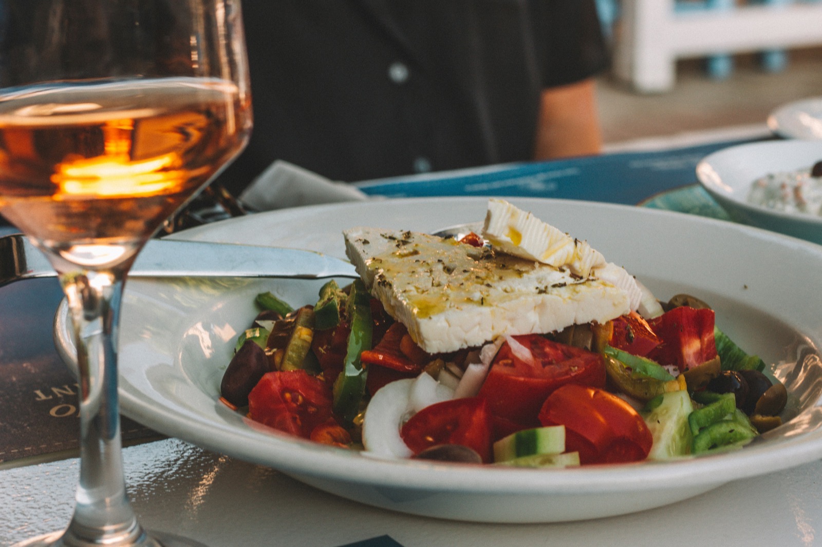 Grekisk sallad med fetaost och oliver i en skål