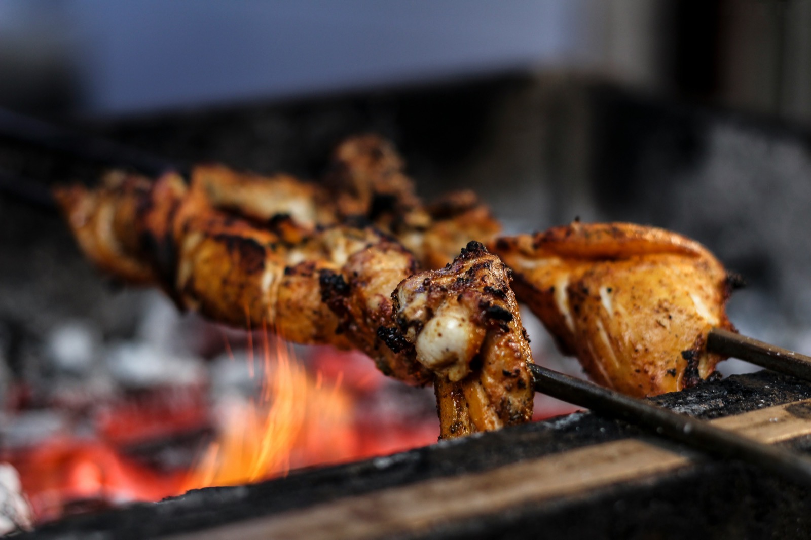 Grillade kycklingspett med pitabröd och örter