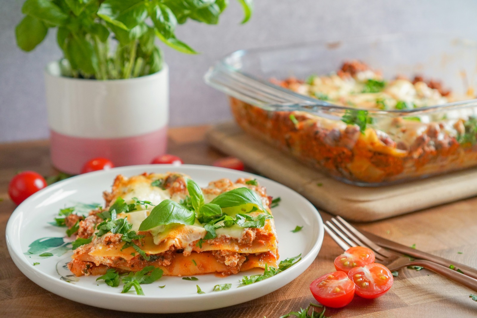 lasagne på ett träbord