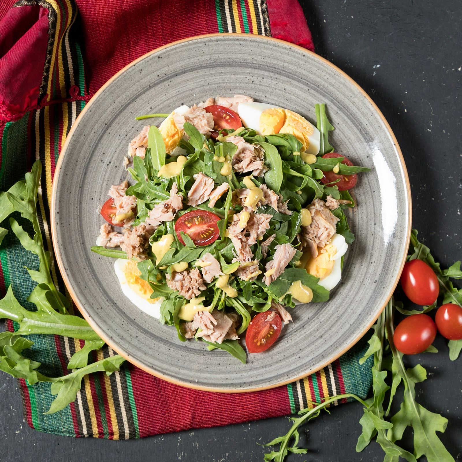 Niçoisesallad med tonfisk, ägg och oliver