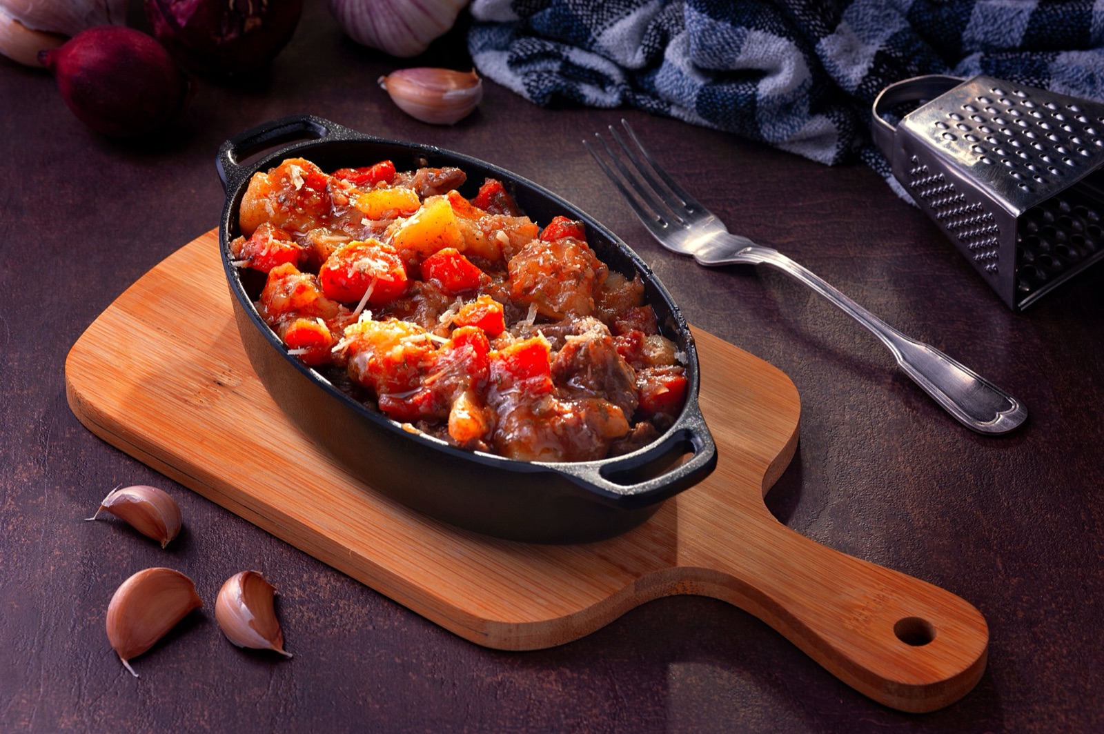 osso buco i tomatsås serverad i en gjutjärnsform