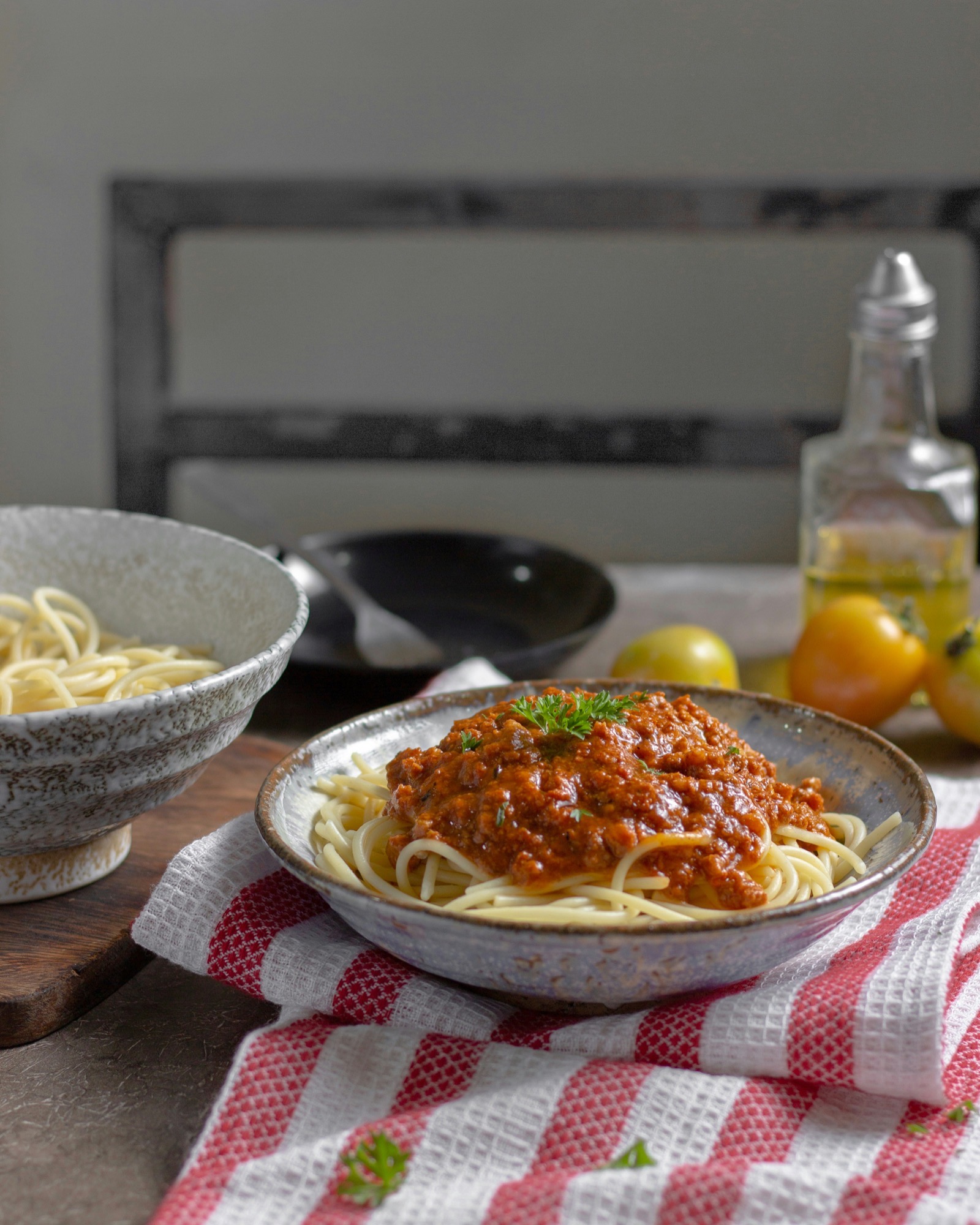 pasta bolognese på ett träbord