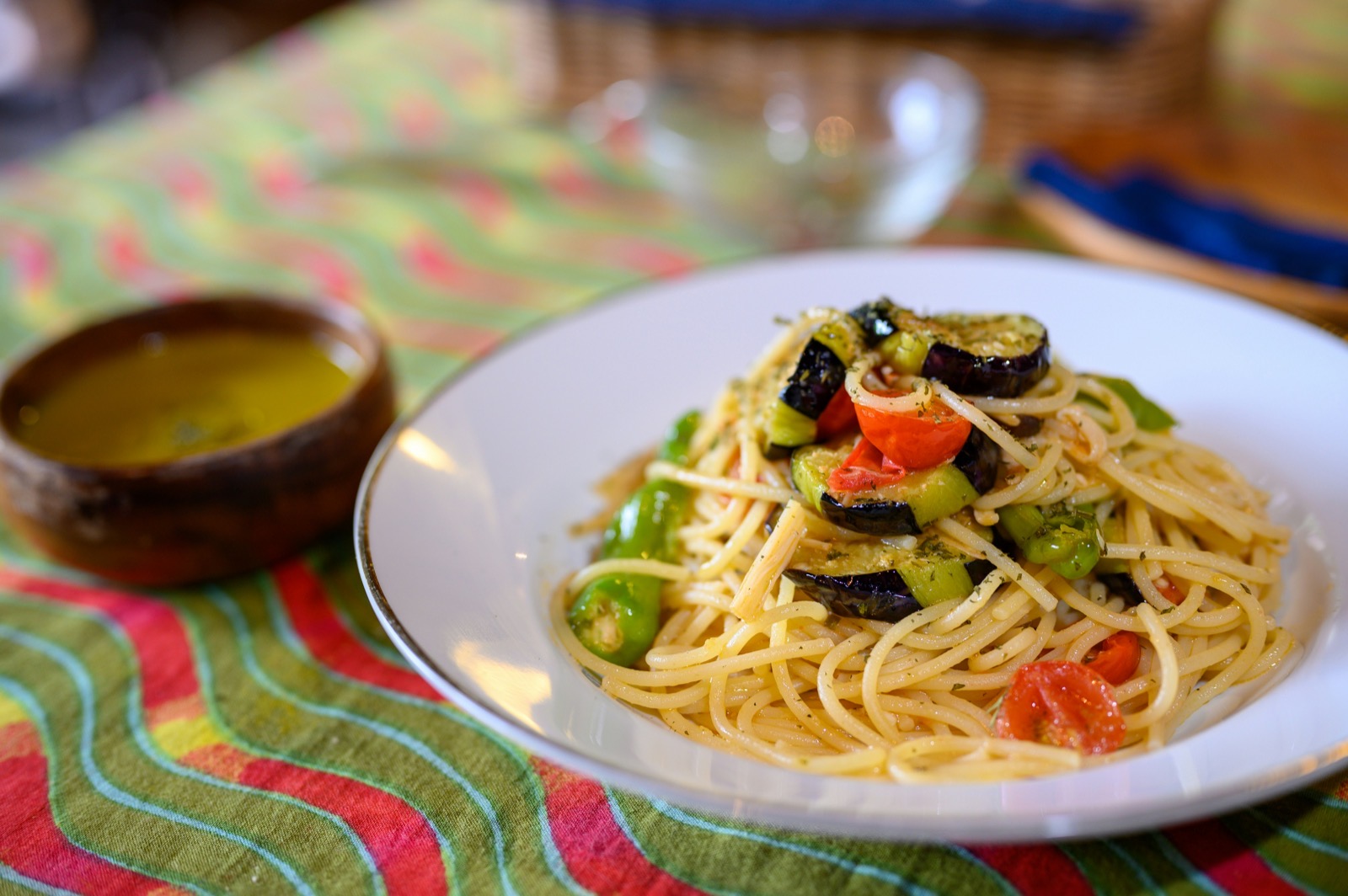 Pasta primavera med färska grönsaker och örter