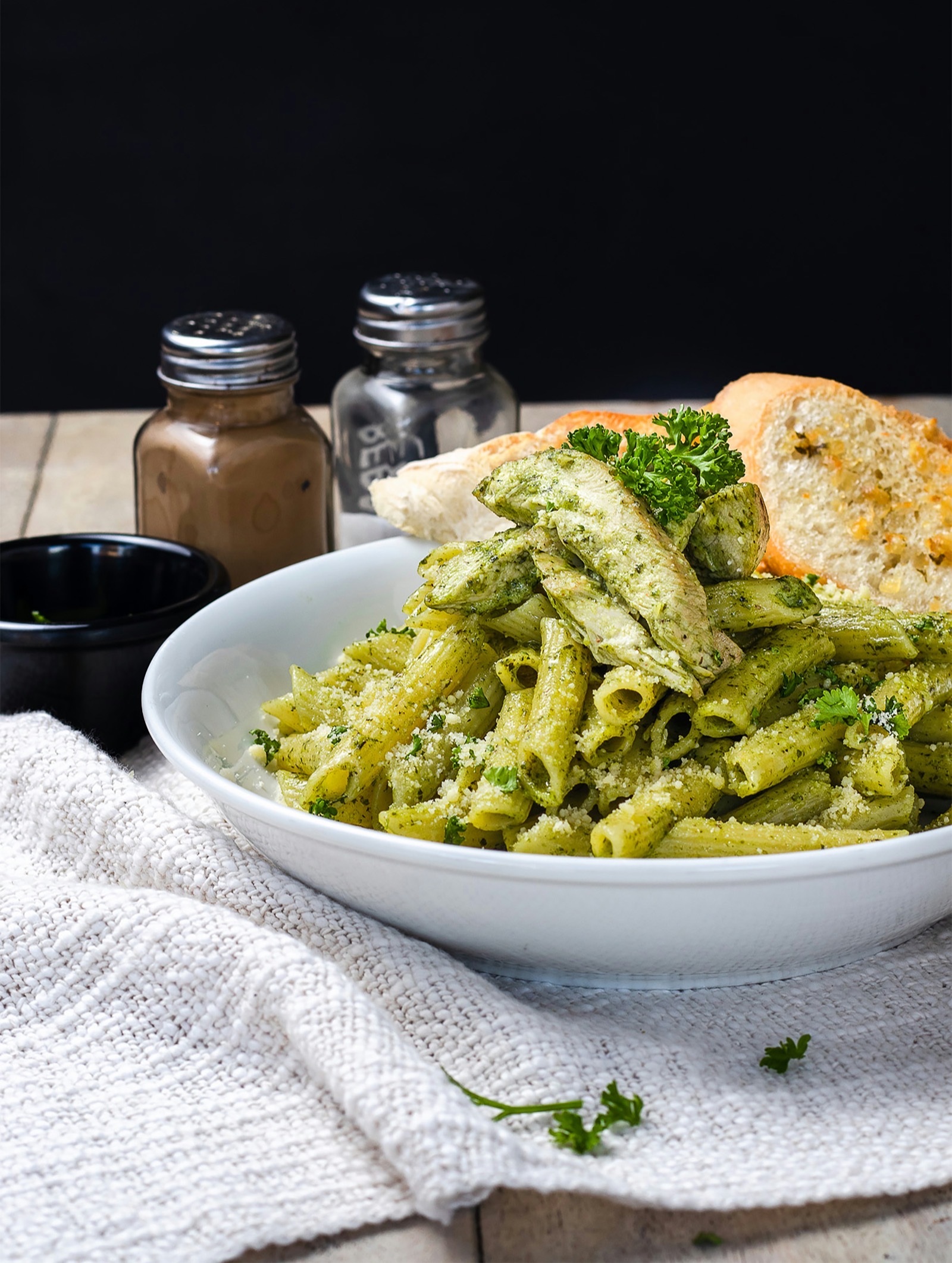 Pasta med basilikapesto och riven parmesan
