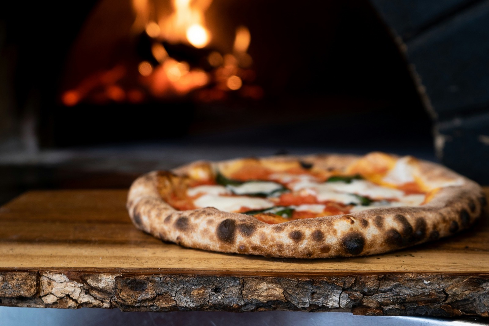 pizza på ett träbord