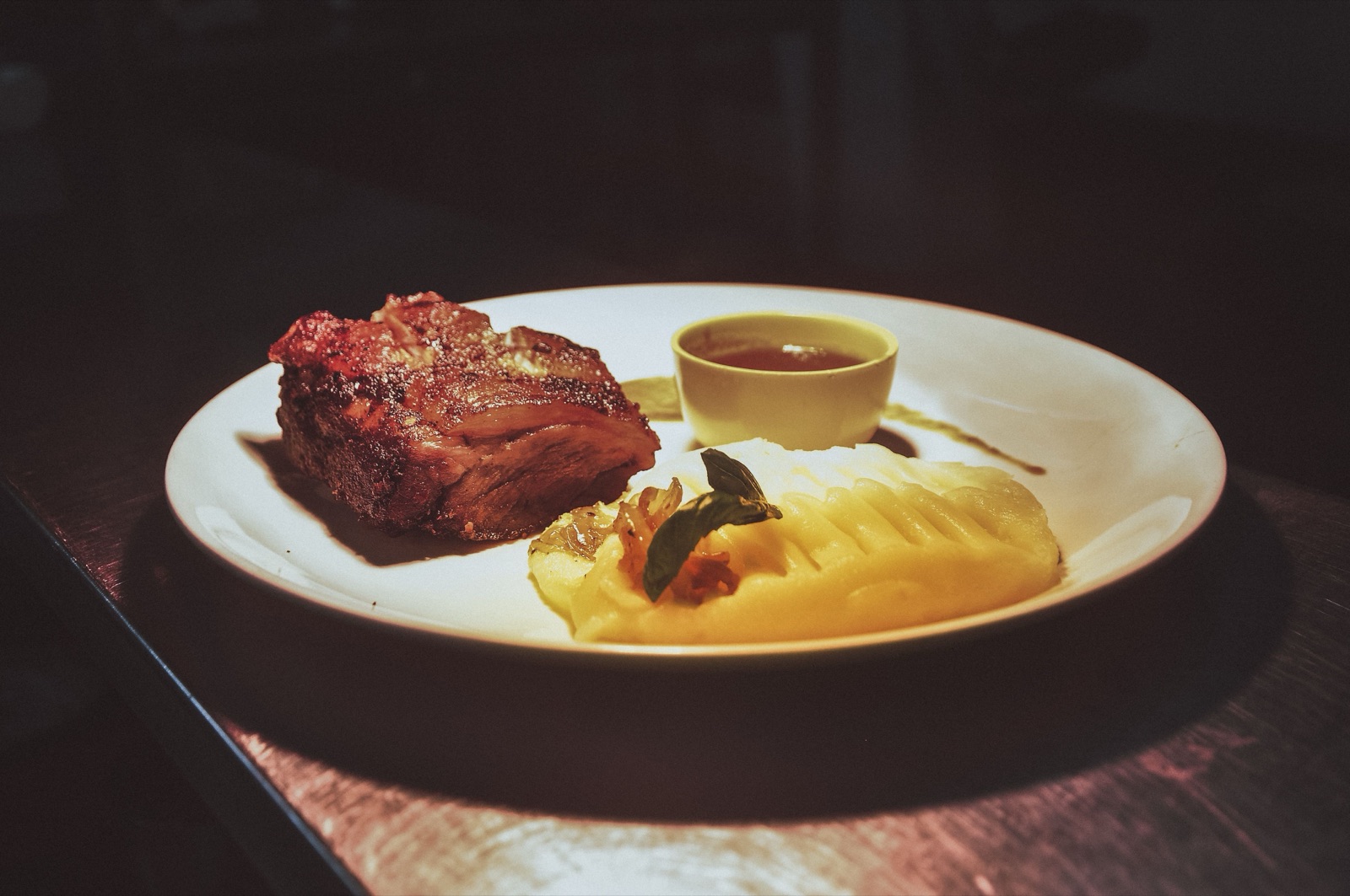 ugnsbakat sidfläsk serverat med potatismos och sås