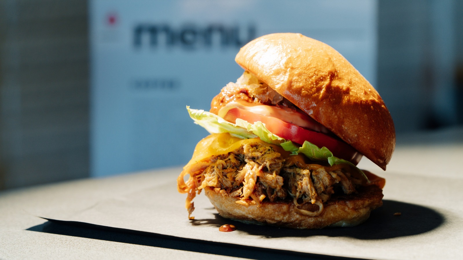pulled pork på ett träbord