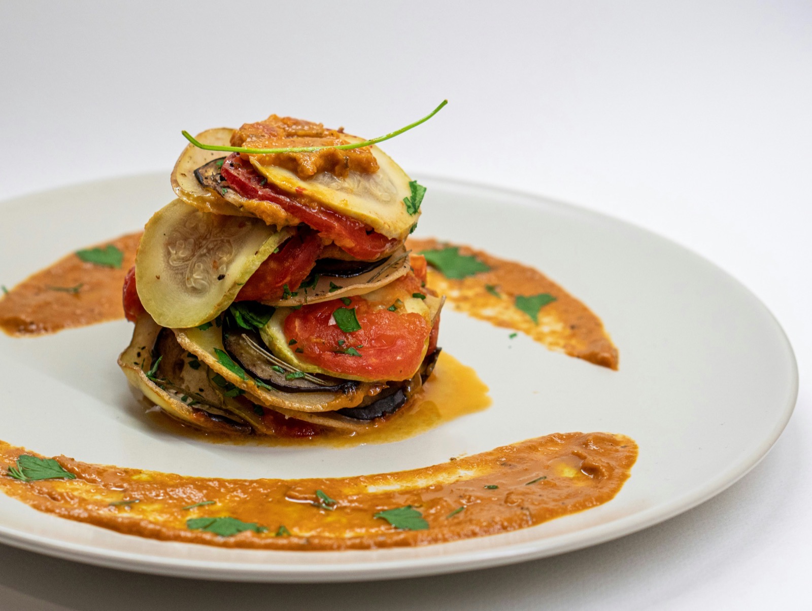Ratatouille med grönsaker i lager i en ugnsform