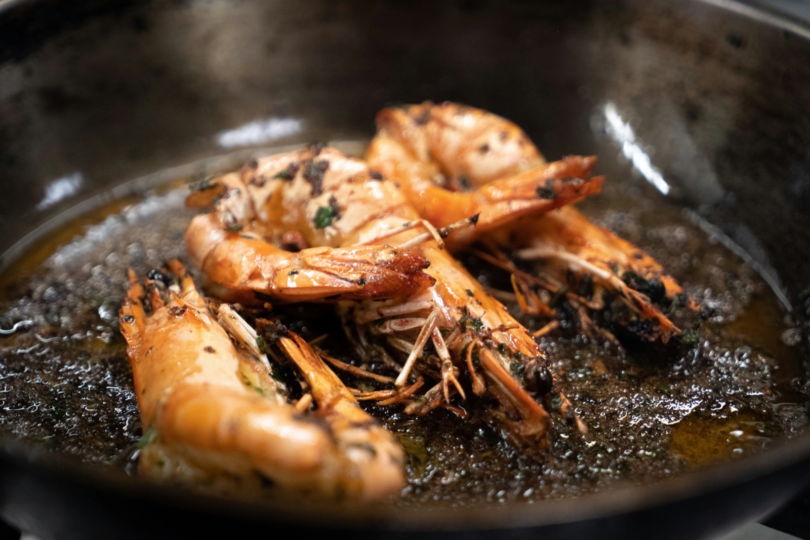Grillad havskräfta på ett träbord med smörsås