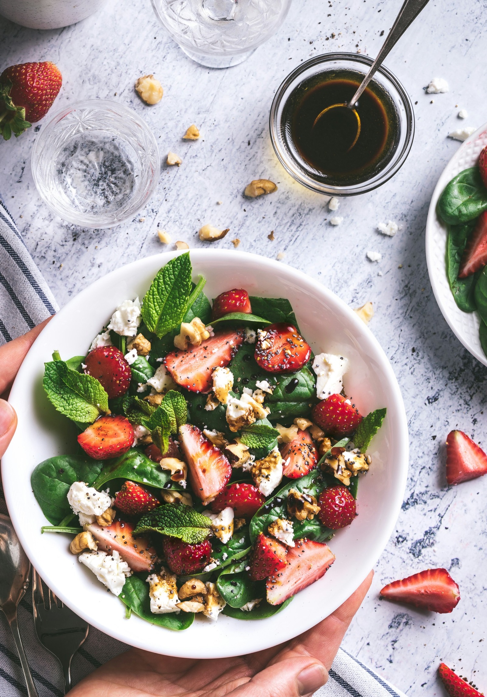 Sommarsallad med jordgubbar, feta och valnötter
