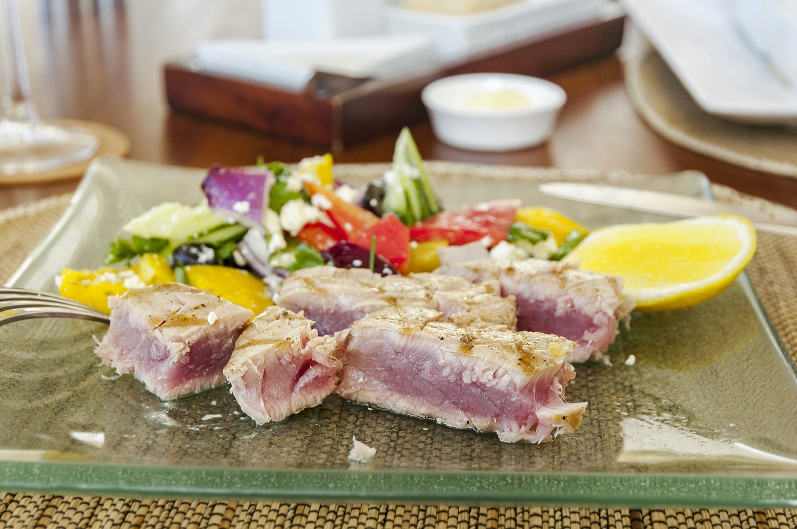 Grillad tonfiskbiff med sesamfrön och örter