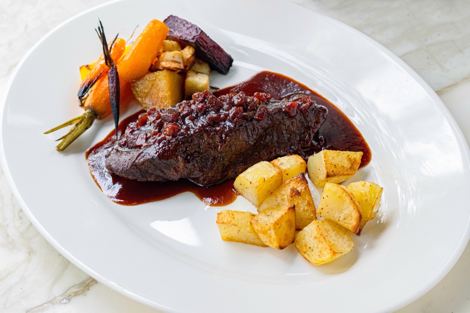 bräserad kalvkind med rotfrukter och potatismos